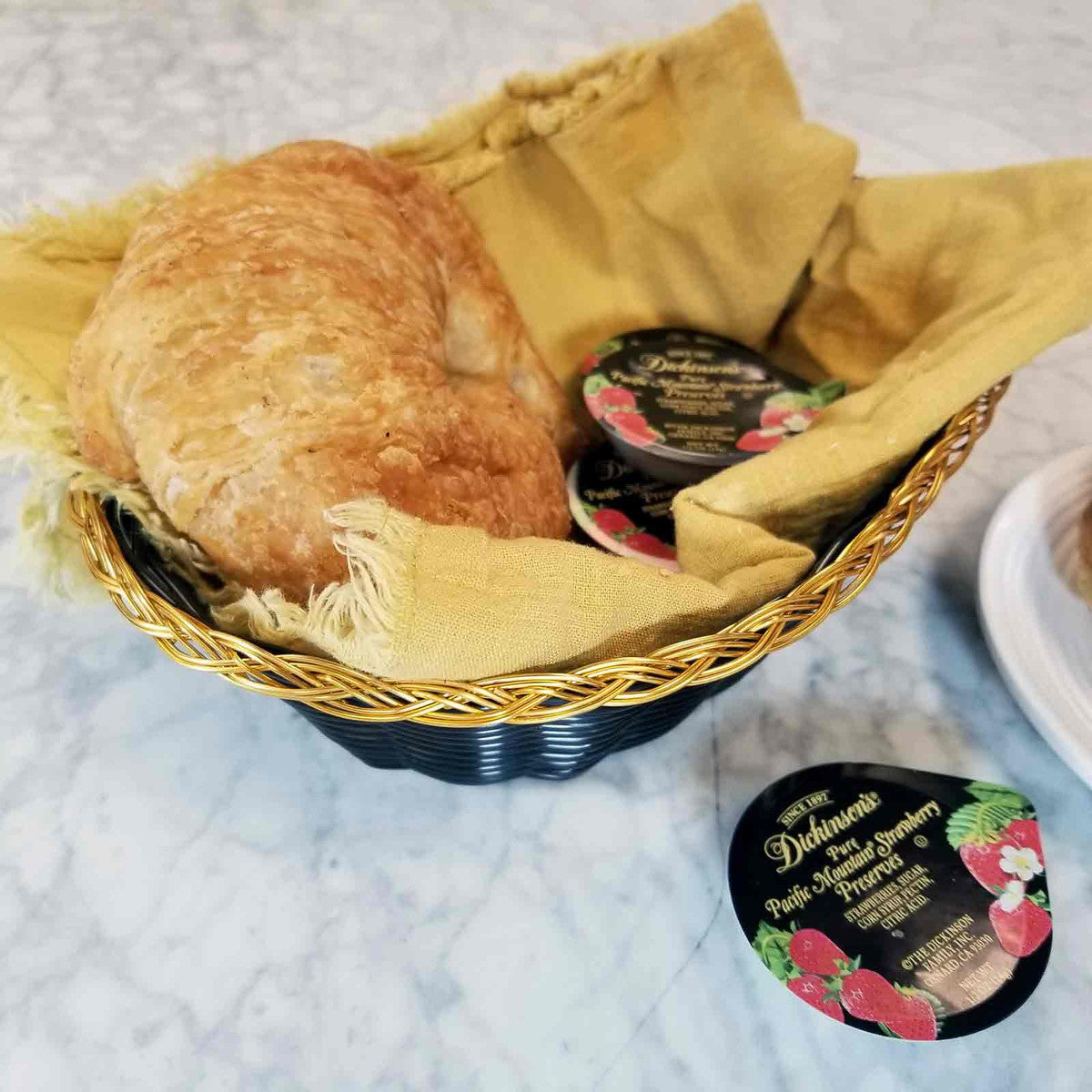 Tablecraft 975B 9-Inch Oval-Shaped Black and Gold Vinyl Serving Basket for Foodservice